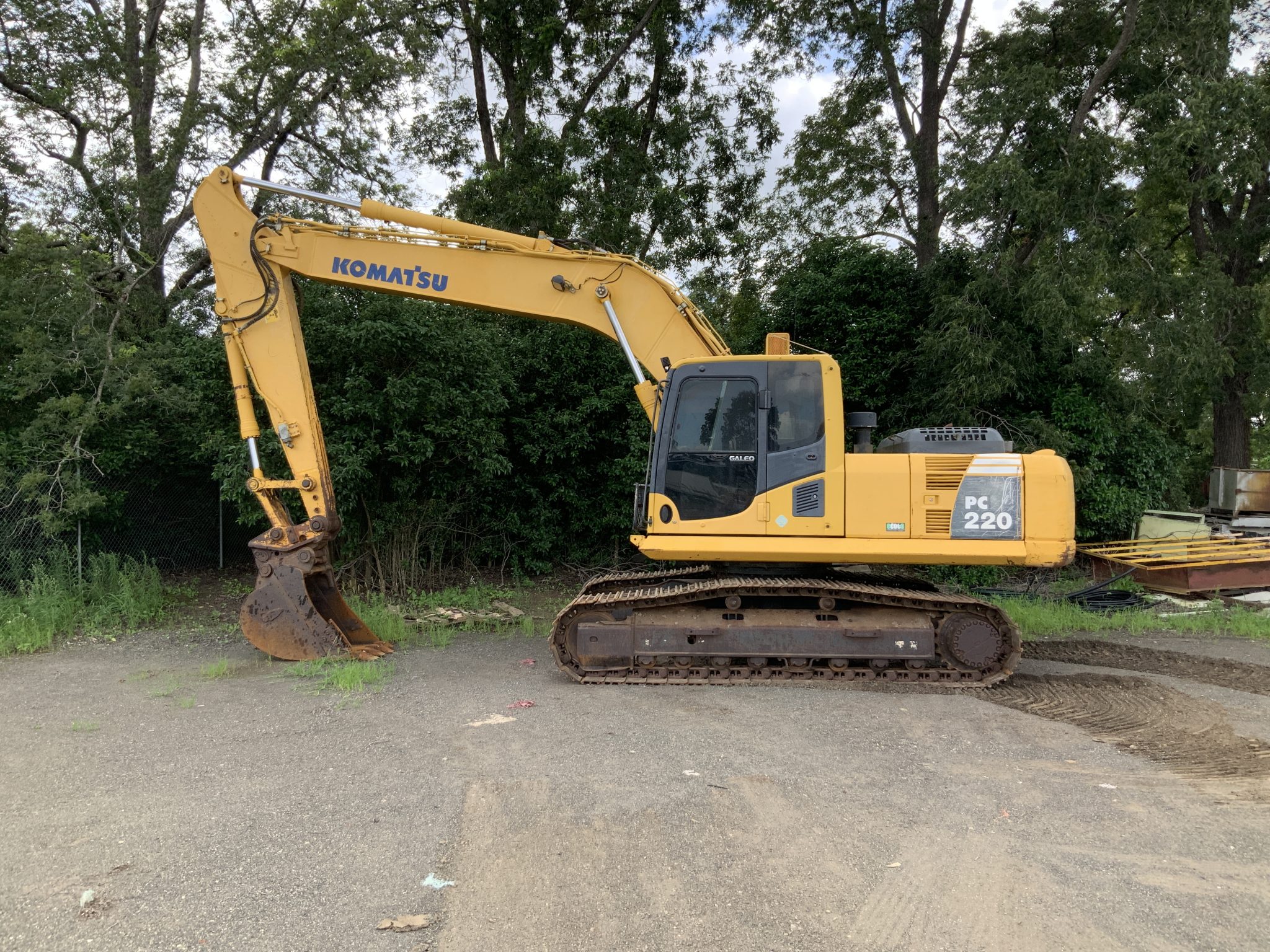 Tracked Excavator vs Wheeled Excavator Which is Right for You?